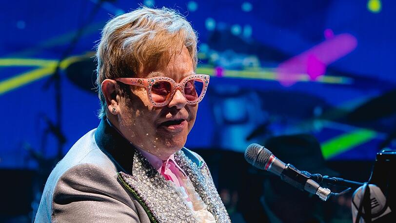 Elton John verabschiedet sich ausgiebig.