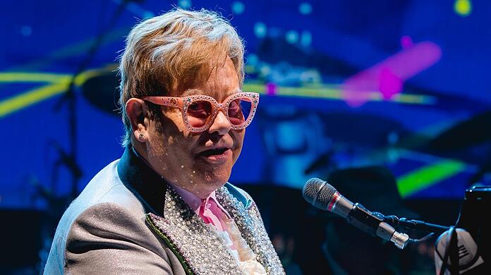 Elton John verabschiedet sich ausgiebig.