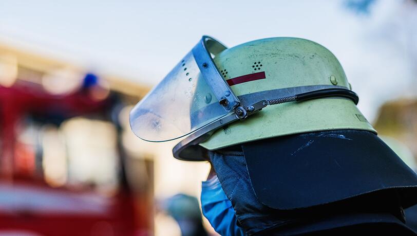 Ein Feuerwehrmann mit Helm und Maske.