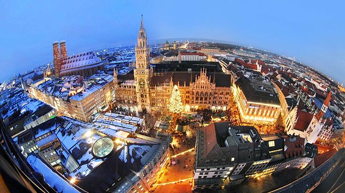 Zwei Wochen vor Weihnachten ziert noch eine Schneedecke die Stadt. Weiße Weihnachten fallen wohl aber aus. Aber so warm wie 2012 wird es auch nicht. Damals wurden am Heiligabend ganze 20,7 Grad in München gemessen.