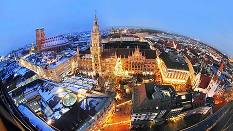 Zwei Wochen vor Weihnachten ziert noch eine Schneedecke die Stadt. Weiße Weihnachten fallen wohl aber aus. Aber so warm wie 2012 wird es auch nicht. Damals wurden am Heiligabend ganze 20,7 Grad in München gemessen.