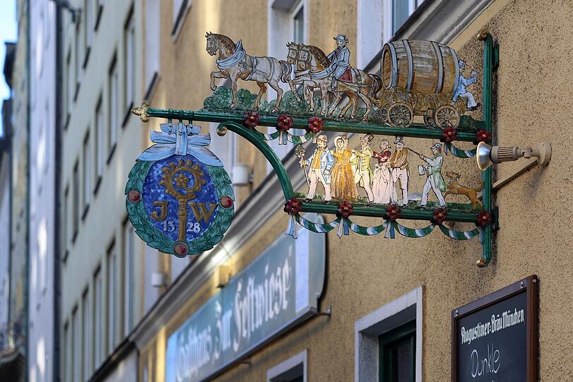 Das Gasthaus zur Festwiese. Sehenswert: das kunstvolle Nasenschild. Das Gasthaus zur Festwiese. Sehenswert: das kunstvolle Nasenschild.