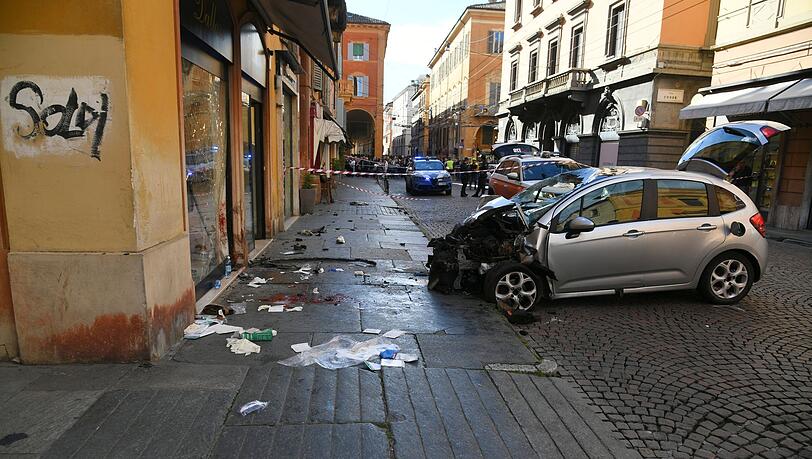 Im norditalienischen Modena fuhr ein Auto in eine Menschenmenge.