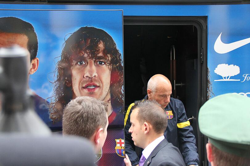 Hier kommt der FC Barcelona in München am Bayerischen Hof an. Die Bilder