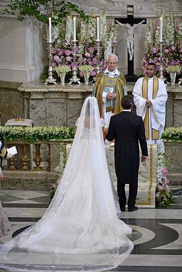 Die Braut im Spitzen-Kleid und der Bräutigam zu Tränen gerührt: Die schwedische Prinzessin Madeleine und der New Yorker Banker Chris O'Neill haben in Stockholm geheiratet. Die Bilder!