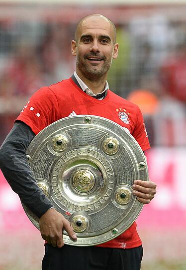 Pep freut sich über seine 2. Deutsche Meisterschaft.