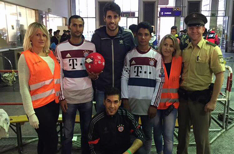 Trikots und Bälle für die Kinder: Bayern-Profi Javi Martinez (Mitte) machte den Flüchtlingen am Hauptbahnhof eine Freude.