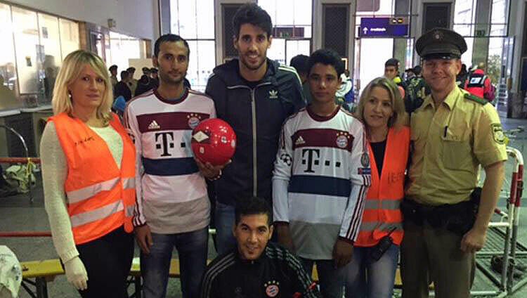 Trikots und Bälle für die Kinder: Bayern-Profi Javi Martinez (Mitte) machte den Flüchtlingen am Hauptbahnhof eine Freude. Trikots und Bälle für die Kinder: Bayern-Profi Javi Martinez (Mitte) machte den Flüchtlingen am Hauptbahnhof eine Freude.