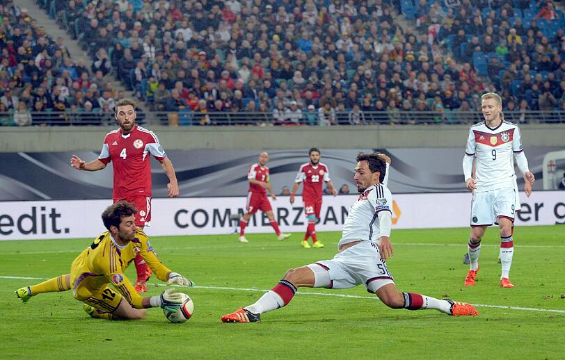 MATS HUMMELS:  NOTE 5.
Sah schlecht aus nach 27 Minuten als er ausgespielt wurde. Das  
Publikum raunte, wenn der BVB-Profi in Zweikämpfe verwickelt wurde.  
Hat keinen Lauf, der &bdquo;Motzki&ldquo;. Oft Unsicherheitsfaktor.
