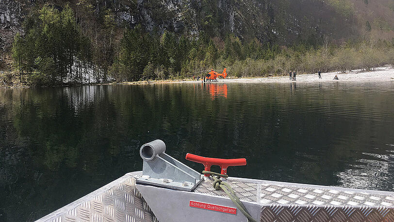 Bergwacht, Polizei und Wasserwacht suchten mit Hubschrauber und Boot nach der Frau. Allerdings konnten die Retter nur ihre Leiche bergen.