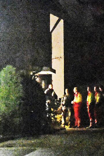 Bilder vom Mittwochabend: Einsatzkräfte von Polizei und Rettungsdienst vor dem Haus, in dem sich die Tat zugetragen hat.