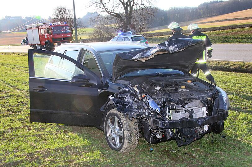 Am Karfreitag kam es zu einem Frontal-Crash auf der B12. 6 Menschen wurden verletzt, zwei von ihnen schwer.