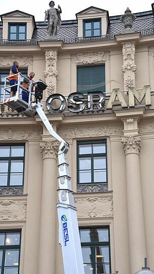 Handwerker montierten Anfang der Woche die berühmte Osram-Reklame am Stachus ab.