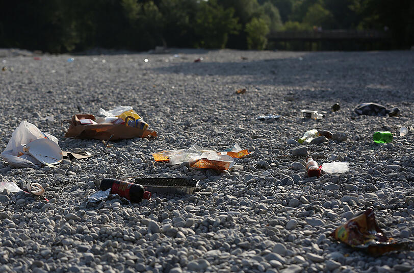 Kein schönes Stilleben: So wie hier am Flaucher sieht es jetzt im Sommer an vielen Stellen an der Isar aus.