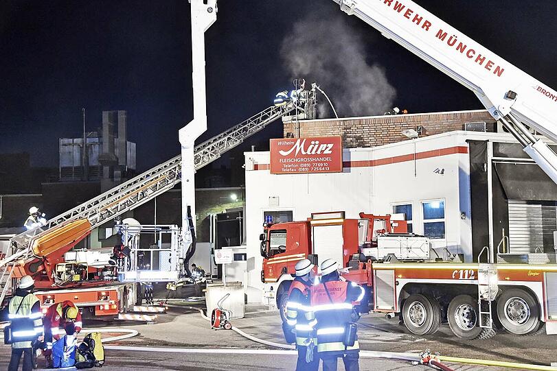 Um das Feuer zu löschen, muss die Feuerwehr das Dach der Schlachthof-Halle mit einer Spezialsäge  aufschneiden.