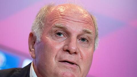 Uli Hoeneß, damaliger Präsident vom FC Bayern München, zeigte sich auf der JHV des FC Bayern entsetzt.
