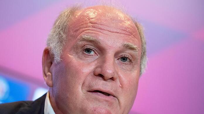 Uli Hoeneß, damaliger Präsident vom FC Bayern München, zeigte sich auf der JHV des FC Bayern entsetzt.