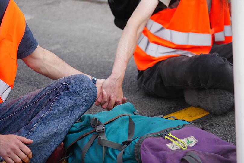 An verschiedenen Ecken in München haben sich Aktivisten auf die Straße geklebt.