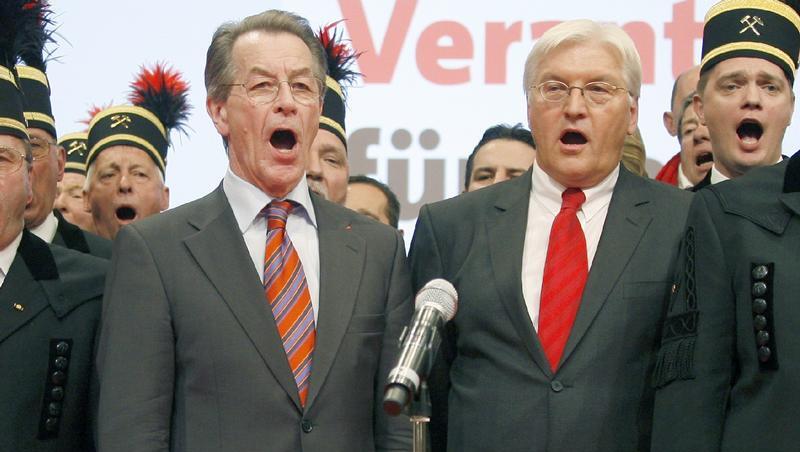 Kanzlerkandidat Steinmeier (r) und der neue SPD-Vorsitzende Müntefering wollen die Partei wieder an die Macht führen. Kanzlerkandidat Steinmeier (r) und der neue SPD-Vorsitzende Müntefering wollen die Partei wieder an die Macht führen.