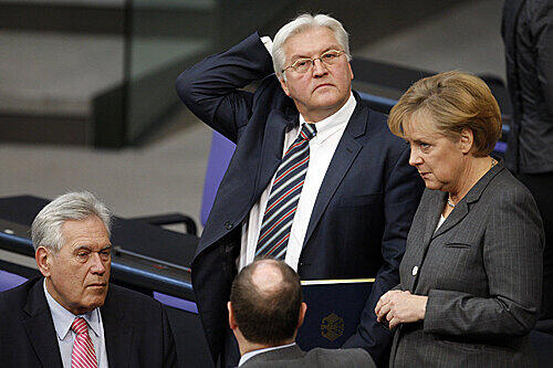 Reden über das Konjunkturpaket: Bundeswirtschaftsminister Michael Glos, Finanzminister Peer Steinbrueck, Bundesaussenminister Frank-Walter Steinmeier und Bundeskanzlerin Angela Merkel