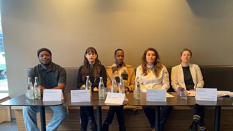 Die Geflüchteten Suru Emmanuel (v.l.) , Althexia Josephine Vásquez, Kim Kato Hussein sowie Anita Beneta und Annina E. vom Sub. Die Geflüchteten Suru Emmanuel (v.l.) , Althexia Josephine Vásquez, Kim Kato Hussein sowie Anita Beneta und Annina E. vom Sub.