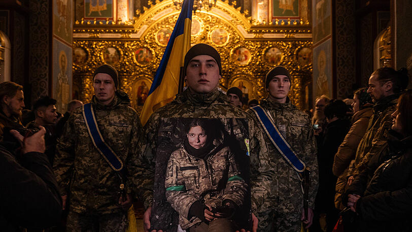 Ehrenbegr&auml;bnis am Valentinstag 2024: ukrainische Kameraden mit einem Bild von Savita Diana Wagner im Michaelskloster in Kiew. Sie nannten sie "Snake".