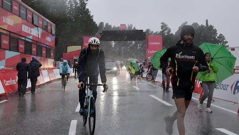 Die dritte Etappe der Vuelta ist am Schlussanstieg wegen eines heftigen Unwetters abgebrochen worden.