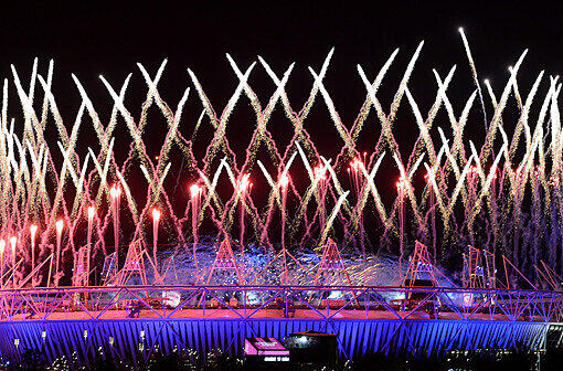 Die Feuerwerke funkelten, die Show faszinierte und ganz London war in Aufruhr: Am Freitagabend wurden die Olympischen Spiele 2012 mit viel Bombast eröffnet.