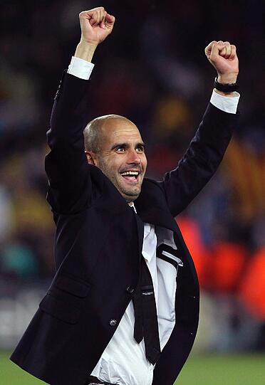 Der BAUCH: Seine Spieler nannten Guardiola stets respektvoll &bdquo;Mister&ldquo;. Ein Spaßvogel ist der Katalane nicht, dafür nimmt er seinen Job zu ernst. Entscheidungen fällt er nicht spontan aus dem Bauch heraus, sondern trifft sie, ganz rational, nach Abwägung aller Möglichkeiten. Es wird sich zeigen, wie er mit Präsident Uli Hoeneß klarkommt, der die emotionale Komponente des Vereins abgibt, ein totaler Bauchmensch. 
Was die Taktik für seine Mannschaft angeht, vertraut Guardiola seiner Intuition, die sich auf seine Karriere als Aktiver begründet. &bdquo;Das Mittelfeld ist der wichtigste Teil in einem Team. Sie müssen für die ganze Mannschaft denken und das Spiel lesen.&ldquo;