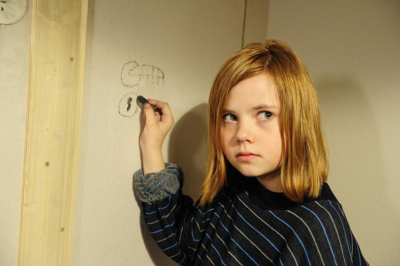 Filmszene: Die kleine Natascha in ihrem kargen Verlies in einer Szene des Kinofilms "3096 Tage"
