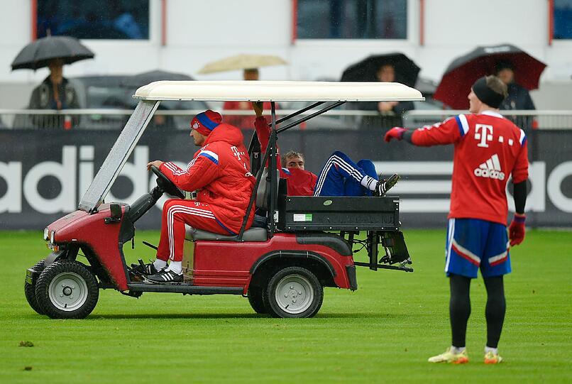 Der FCB-Schock in Bildern - hier wird der verletzte Philipp Lahm beim Training abtransportiert!