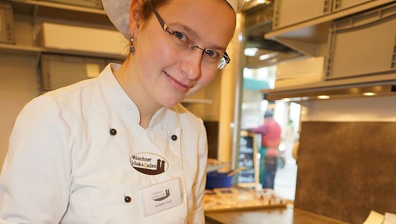 Konditorin Kathrin Fertl (20) spritzt flüssige Schokolade in Formen. Konditorin Kathrin Fertl (20) spritzt flüssige Schokolade in Formen.