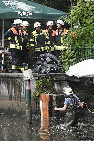 Feuerwehrleute dichten das Leck ab.