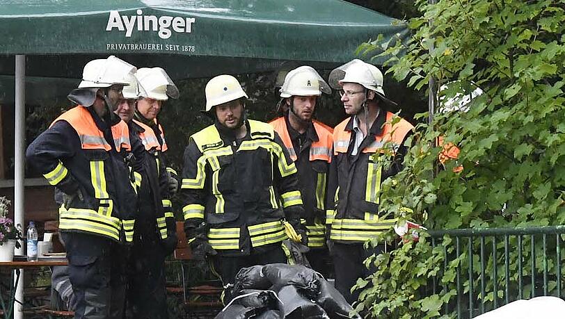 Feuerwehrleute dichten das Leck ab. Feuerwehrleute dichten das Leck ab.