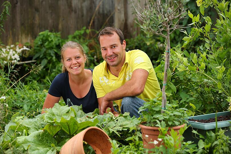 Christian (31), der liebevolle Rinderzüchter, hat sich auf dem Scheunenfest für Barbara (27) entschieden und sie zum näheren Kennenlernen für eine Woche auf seinen Hof eingelanden.