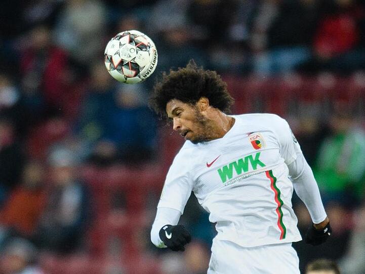 Francisco da Silva Caiuby vom FC Augsburg spielt den Ball mit dem Kopf. Foto: Matthias Balk/Archiv