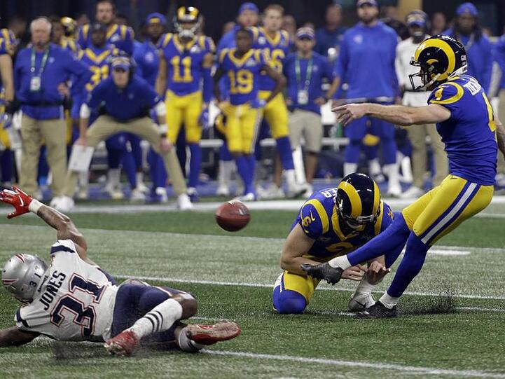 Greg Zuerlein (r,4) von den Rams erzielt ein Field-Goal und sichert seinem Team das 3:3.