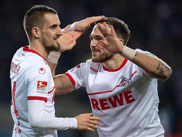 Torschütze Dominick Drexler (l) und Rafael Czichos jubeln nach dem Treffer zum 2:0 gegen den FC Magdeburg.