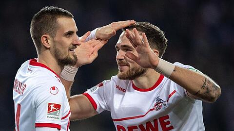 Torschütze Dominick Drexler (l) und Rafael Czichos jubeln nach dem Treffer zum 2:0 gegen den FC Magdeburg.