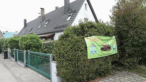 In der Waldkolonie in der Nähe der Ludwigsfelder Straße: Bei den Anwohnern hängen Protest-Plakate wie dieses in den Hecken.