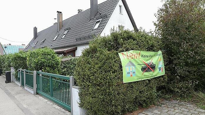 In der Waldkolonie in der Nähe der Ludwigsfelder Straße: Bei den Anwohnern hängen Protest-Plakate wie dieses in den Hecken.