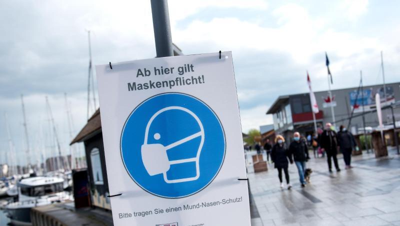 Ein Schild mit der Aufschrift "Ab hier gilt Maskenpflicht" hängt an der Promenade. Ein Schild mit der Aufschrift "Ab hier gilt Maskenpflicht" hängt an der Promenade.