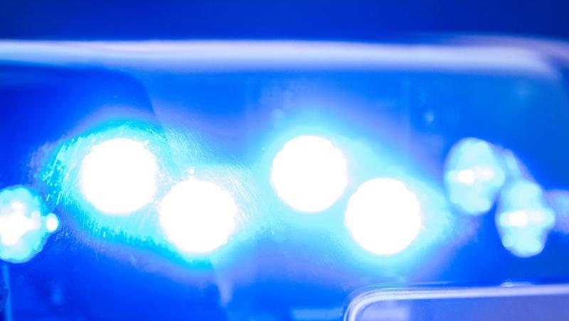 Ein Blaulicht leuchtet auf dem Dach einer Polizeistreife.