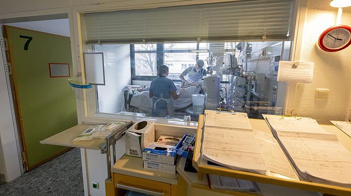 Weil die Belastung so groß ist, haben viele Pfleger gekündigt. Bis zu 500 Betten musste die München Klinik deshalb sperren.
