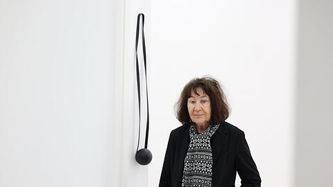 Schöne Anspielung zum Abschied: Karin Sachs in ihrer Galerie neben einer 2014 entstandenen Stahlarbeit des Portugiesen Rui Chafes. Der Titel? "Träne II". Härter kann ein Adieu nicht ausfallen, aber auch nicht ironischer.