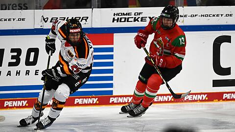 Laura Kluge (l) spielt in der nordamerikanischen Profiliga PWHL.