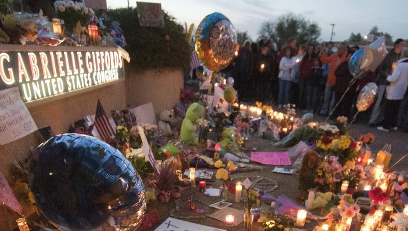 Vor dem Büro der US-Kongressabgeordneten Gabrielle Giffords haben die Menschen Kerzen aufgestellt. Vor dem Büro der US-Kongressabgeordneten Gabrielle Giffords haben die Menschen Kerzen aufgestellt.