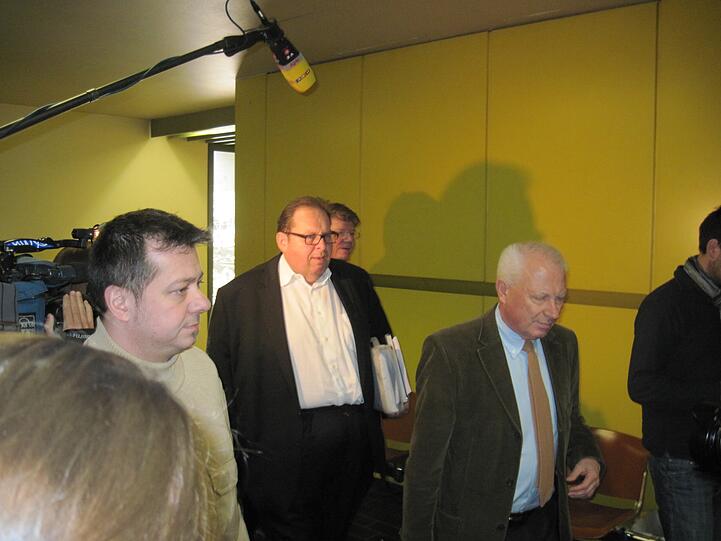 Schwerer Gang: Otti Fischer mit Anwalt Steffen Ufer (r.) auf dem Weg zum Prozess.
