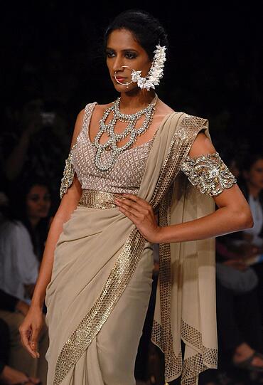 Fashion Week in der indischen Hafenmetropole Mumbai: Manche Kreationen sehen aus, als kämen sie von einem anderen Planeten. Der Stil bewegt sich in gewagter Weise zwischen Lady Gaga, Star Wars und Minnie Maus.
