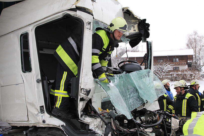 Schwerer Lkw-Unfall auf der A8 bei Frasdorf: Ein Lastwagen war in ein liegengebliebenes Fahrzeug gerast. Die Bilder.